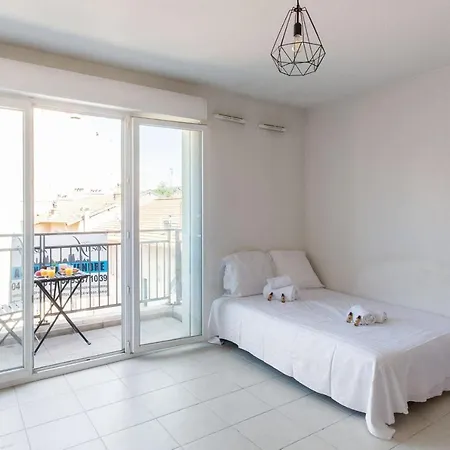 Charming Studio With Balcony And Beautiful Mountain View In - Welkeys *