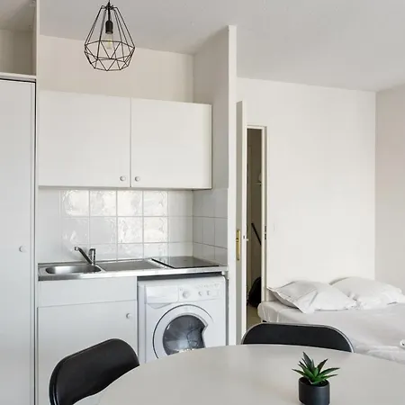 Charming Studio With Balcony And Beautiful Mountain View In - Welkeys * Ницца